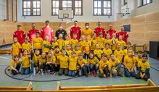 Gruppenfoto mit allen Beteiligten der Schultour.