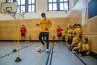 Michael Akoto (mi.) beim Bewältigen einer Fitness-Station.