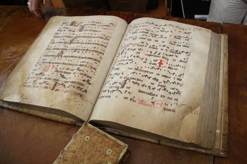 Blick in das Gesangbuch. Foto: Keil