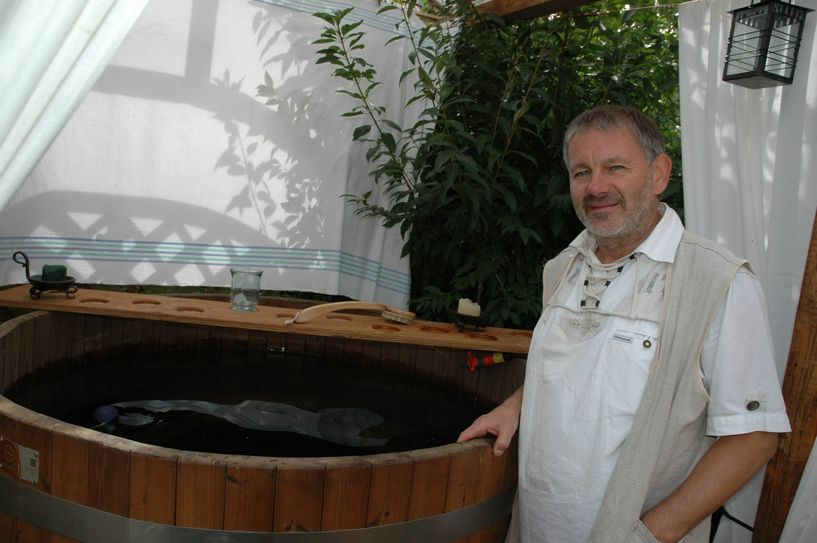Apotheker Rainer Klotsche ist DER Organisator des Herbstmarktes und Tages der offenen Hinterhöfe. Im Apotheken-Hinterhof ging Schiebock dieses Jahr baden. ;-)