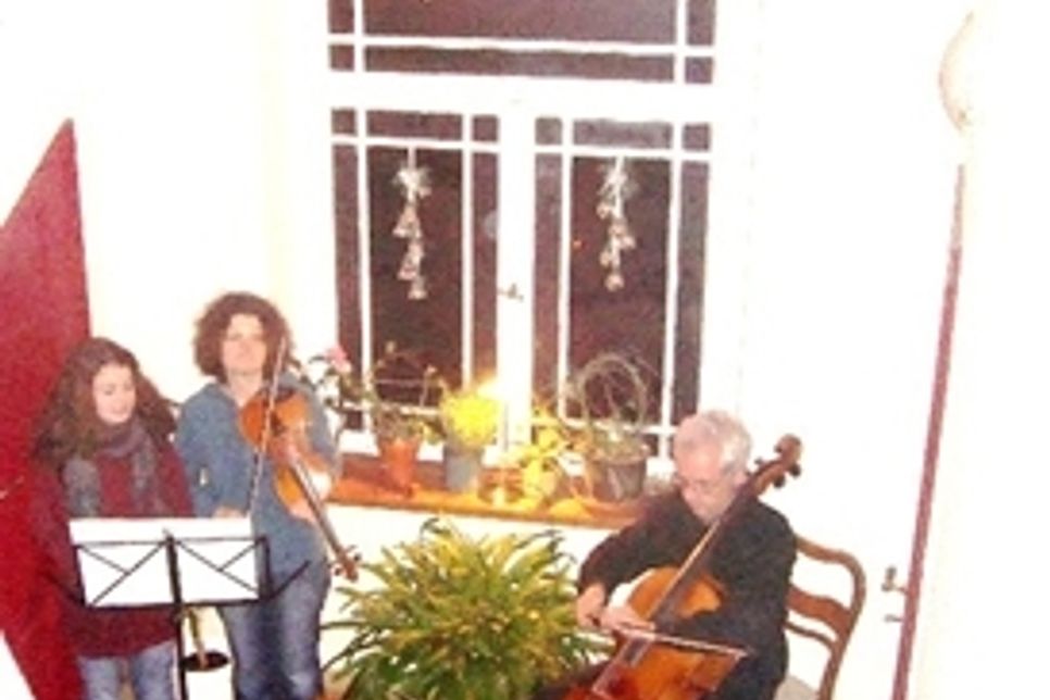 Beweisfoto: Zur Treppenhausweihnachtsfeier wird musiziert und gesungen und wenn...