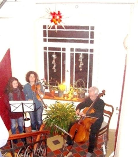 Beweisfoto: Zur Treppenhausweihnachtsfeier wird musiziert und gesungen und wenn...