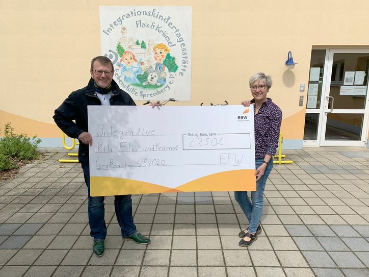 Dr. Klaus Piefke, Technischer Geschäftsführer der EEW Energy from Waste Großräschen GmbH, überreicht den symbolischen Scheck für die Spende in Höhe von 2 250 Euro an Kirsten Namokel, Leiterin der Kita Flax und Krümel in Spremberg. Foto: pm