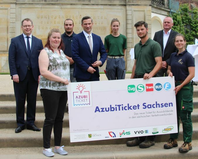 Wirtschaftsminister Martin Dulig (mi.) und ZVOE-Geschäftsführer Burkhard Ehlen (li. hinten) stellten heute (4.Juni) das neue Azubiticket vor. Foto: Pönisch