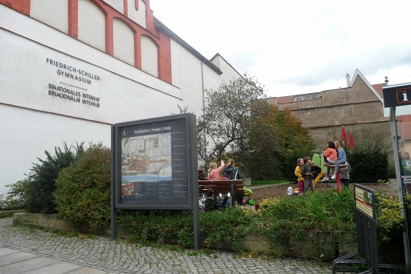 Es ist eine grüne Oase - der Spielplatz vor dem Binationalen Internat an der Schloßstraße.                                       Foto: Fiedler