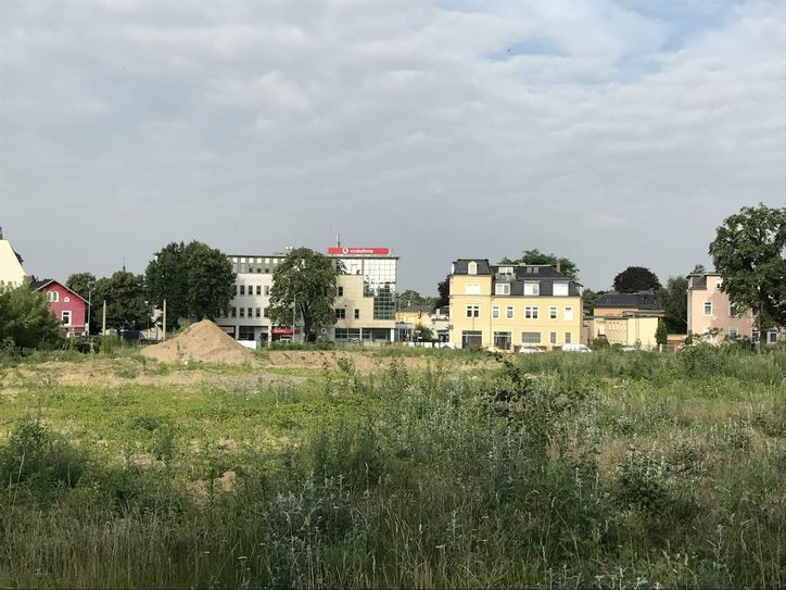 Der ehemalige Hauptsitz der Vodafone-Nierlassung Ost an der Meißner Straße. Hier sollen bis Frühjahr 2018 Mietwohnungen entstehen. Foto: Archiv
