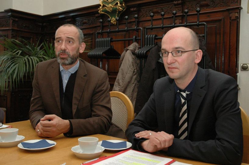 Die Blicke von Alexander Ahrens (links) und Dr. Robert Böhmer sind ernst – ihr Verhältnis dürfte aber eher freundschaftlich-kollegial zu nennen sein. Foto: Hache
