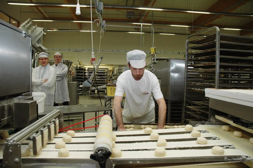 Dem Bäcker in der Backstube beim Vorbereiten der Sachsen-Dreier über die Schulter schauen...