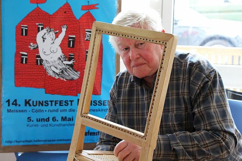 Korbflechter Herbert Marschner (78) stellt seit 14 Jahren auf dem Kunstmarkt aus. Sein Stand ist rechts auf dem Lutherplatz zu finden.