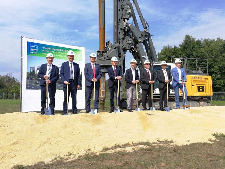 Ganz großer Spatenstich: Für das neue Mikrooptik-Werk der Jenoptik AG.
