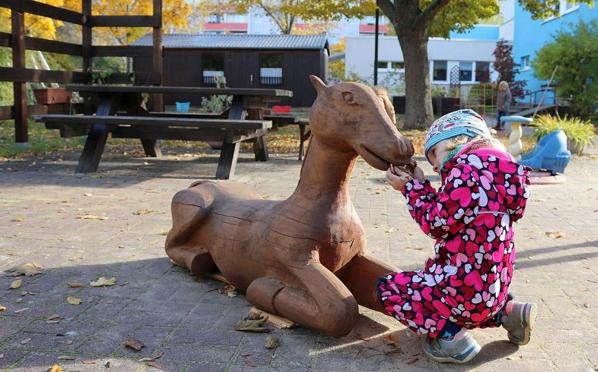 Das neue Pferd in der Kita »Spreewald« wird gut versorgt. Foto: Stadtverwaltung
