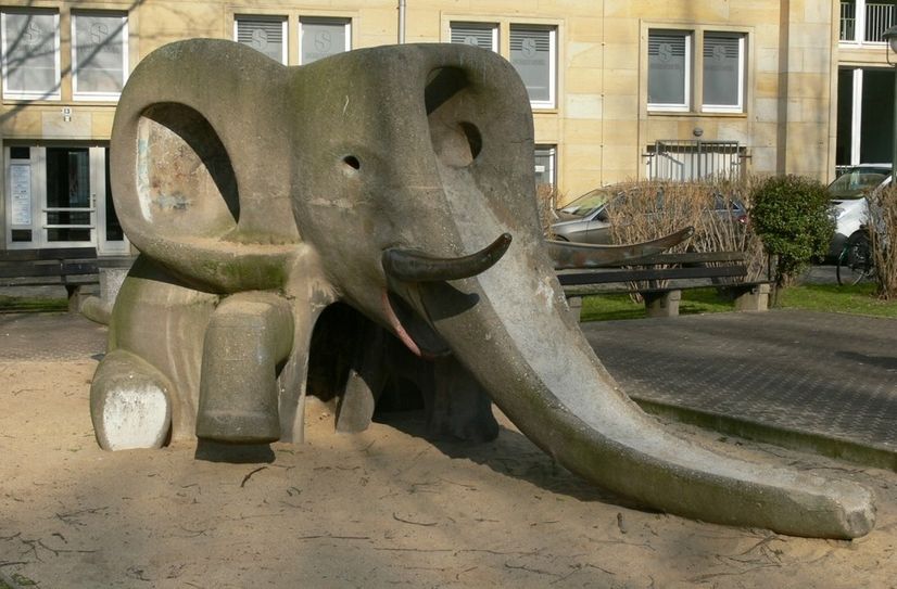 Rutsch- und Kletterelefant (1962) in der Dresdner Altstadt.
