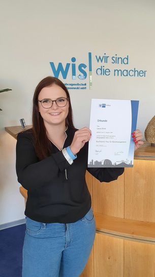 Laura Klink mit ihrer »Besten-Urkunde« der IHK Cottbus. Foto: WIS GmbH