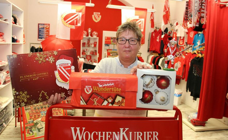 Heike Dartscht gehört zum Verkaufsteam des Energieshops und präsentiert hier weihnachtliche Fanartikel wie Energie-Christbaumkugeln, den FC Energie-Adventskalender und die Energie-Wundertüte. Fotos: sts/dda
