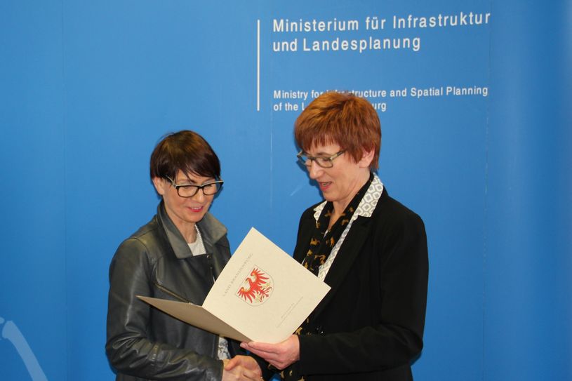 Die Vertreter der Städte Cottbus und Forst nahmen die Bescheide von Ministerin Schneider (r.)  entgegen. Foto: ML