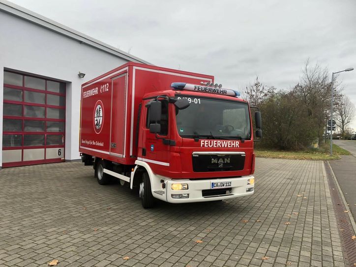 Der neue Gerätewagen verfügt über eine elektrohydraulische Ladebordwand. Foto: pm