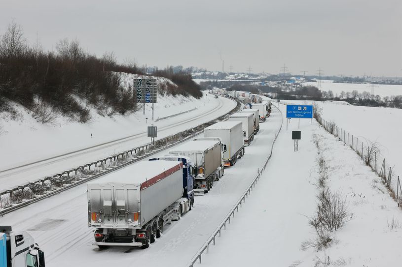 Seite den Morgenstunden dreht sich auf der A 17 in Richtung Dresden kein Rad mehr. Zwischen der Autobahn Abfahrt Heidenau und den Tunnel Coschütz beziehungsweise weiter zur A4 staut sich der Verkehr über mehrere Kilometer. Foto: Marko Förster