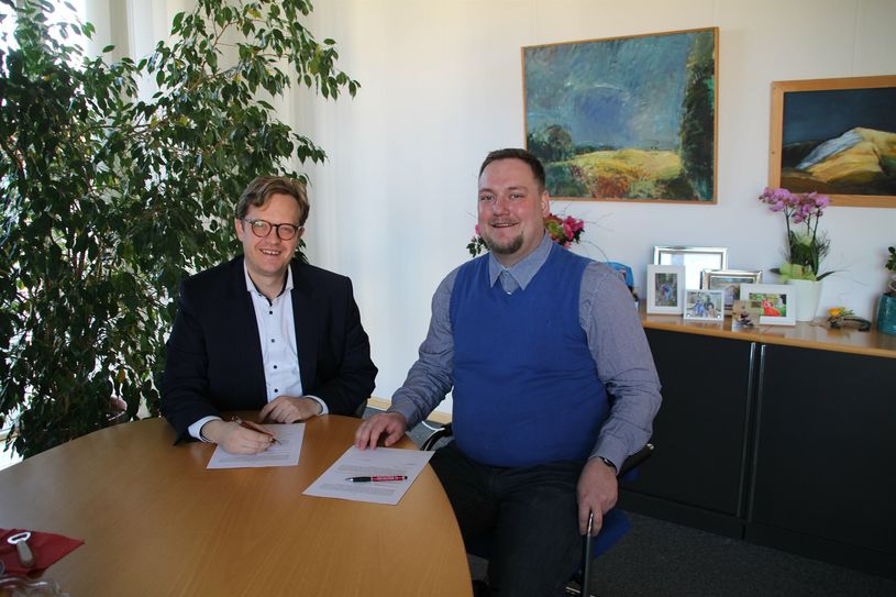 Vertragsunterzeichnung mit Bürgermeister Andreas Pfeiffer und Sebastian Mildner.