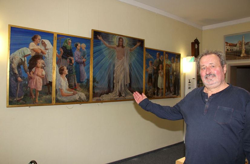 Hans-Peter Rößiger freut sich über das Altarbild aus Sauo. Es hängt zurzeit in der Wendischen Kirche und kann auf Anfrage besichtigt werden.