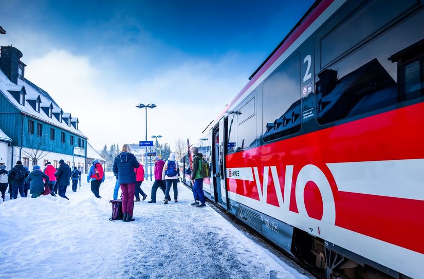 Am Bahnhof Altenberg angekommen, geht‘s bald hinein ins Wintersport-Vergnügen. Foto: Lars Neumann