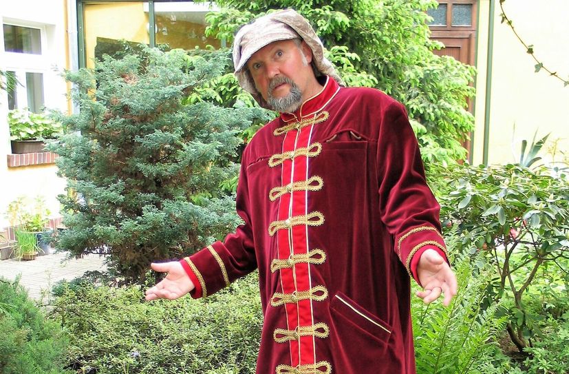 Fürst Putjatin wird seit vielen Jahren vom Dresdner Schauspieler Frank Müller gespielt. Am Wochenende bringt er "Lehrer Locke" mit.