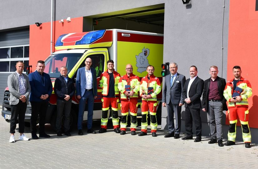 Auszeichnung der berufsbegleitend weitergebildeten Mitarbeiter in der Rettungswache Peitz.