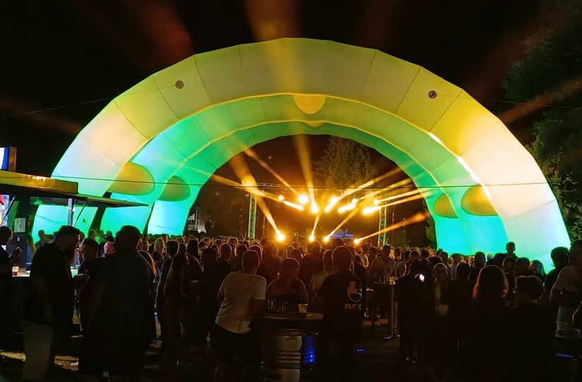Das Markenzeichen der Beachpartys vom Veranstaltungsteam "Hangar01" ist das gigantische Luftfloorzelt.