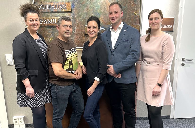 Anja Rost (Leiterin Team Wohnen KWG), Volker Hänneschen (Fachdienst-Koordinator Caritas), Susann Schlipp (Leiterin Team Wohnen KWG), Riccardo Geller (Leiter Team Wohnen KWG) und Christiane Lehning (Sachgebietsleiterin Soziales und Kultur Stadt Senftenberg) beim gemeinsamen Arbeitstreffen.