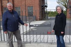Otto Heinz Lehmann und Arne-Gret Hesse zeigen den den Schattenriss der F25 und das neue Schild.