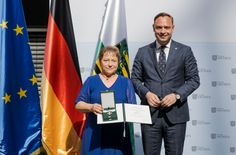 In Vertretung des Ministerpräsidenten überreicht Landtagspräsident Alexander Dierks den Verdienstorden des Freistaates Sachsen an Karin Fünfstück.