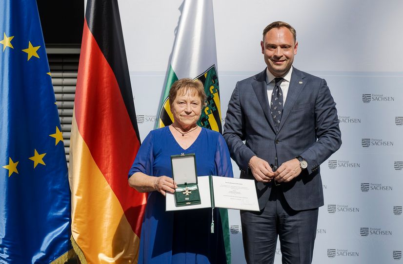 In Vertretung des Ministerpräsidenten überreicht Landtagspräsident Alexander Dierks den Verdienstorden des Freistaates Sachsen an Karin Fünfstück.