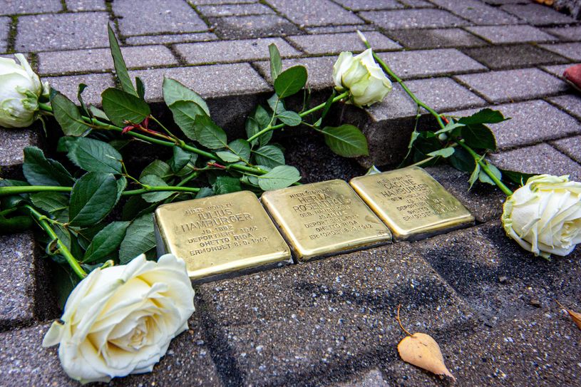 Diese drei Stolpersteine sollen an die jüdische Familie Hamburger erinnern und wurden an der Wallstraße 8 platziert.