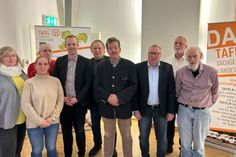Der neue Vorstand des Landesverbands Tafel Sachsen e.V. - v.l.n.r. Petra Grünberg (Rechnungsprüferin und Logistikerin Landesverband Sachsen), Stephan Drath (Rechnungsprüfer und Vorsitzender Tafel Schwarzenberg), Sabine Günther (Schatzmeisterin und Vorstand Tafel Radebeul), Marco Koppe (Geschäftsführer Tafel Deutschland), Matthias Thomas (Stellvertretender Vorsitzender und Vorstand Oberlausitzer Tafeln), Stephan Trutschler (Landesvorsitzender), Andreas Steppuhn (Bundesvorsitzender Tafel Deutschland), Christian Kamprad (Stellvertretender Vorsitzender und Geschäftsführer Bildung- und Sozialwerk Muldental e.V.) und Andreas Wuttke, Stellvertretender Vorsitzender und Logistiker Landesverband Sachsen.