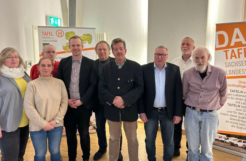 Der neue Vorstand des Landesverbands Tafel Sachsen e.V. - v.l.n.r. Petra Grünberg (Rechnungsprüferin und Logistikerin Landesverband Sachsen), Stephan Drath (Rechnungsprüfer und Vorsitzender Tafel Schwarzenberg), Sabine Günther (Schatzmeisterin und Vorstand Tafel Radebeul), Marco Koppe (Geschäftsführer Tafel Deutschland), Matthias Thomas (Stellvertretender Vorsitzender und Vorstand Oberlausitzer Tafeln), Stephan Trutschler (Landesvorsitzender), Andreas Steppuhn (Bundesvorsitzender Tafel Deutschland), Christian Kamprad (Stellvertretender Vorsitzender und Geschäftsführer Bildung- und Sozialwerk Muldental e.V.) und Andreas Wuttke, Stellvertretender Vorsitzender und Logistiker Landesverband Sachsen.
