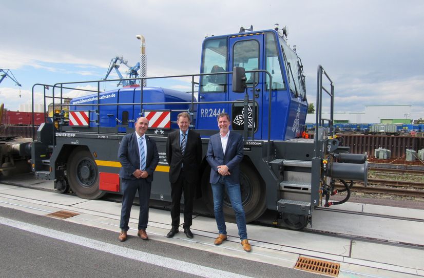 Heiko Loroff (SBO), Dirk Diedrichs (Sächs. Staatskanzlei) und Stephan Berger (SMWA) bei der Eröffnung des neuen TrailerPorts im Alberthafen Dresden.