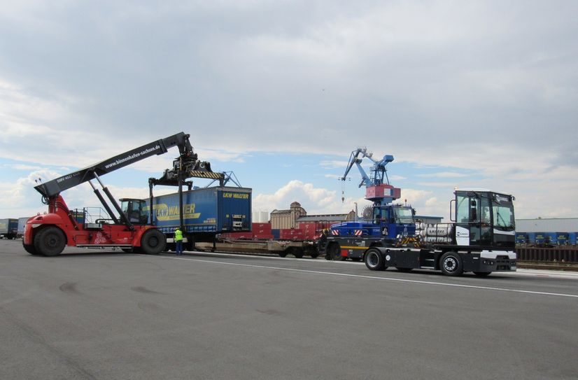 Verladung im neuen TrailerPort Alberthafen Dresden.