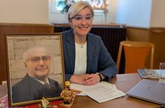 Die Lommatzscher Bürgermeisterin Dr. Anita Maaß mit einem Bild des Industriellen Gerhard Menzel, der in Lommatzsch die Glasindustrie begründete und so auch den Grundstein für das Erbe von Ingo Menzel legte. Dieser verfügte, dass 40 Prozent (2,6 Millionen Euro) seiner Hinterlassenschaft an die Stadt Lommatzsch übergehen.