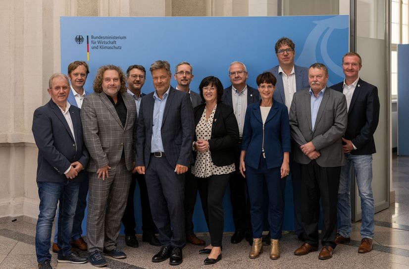 Bundeswirtschaftsminister Robert Habeck (5.v.l.)und der Parlamentarische Staatssekretär Michael Kellner (3.v.r.) empfingen die Lausitzer Delegation in Berlin.