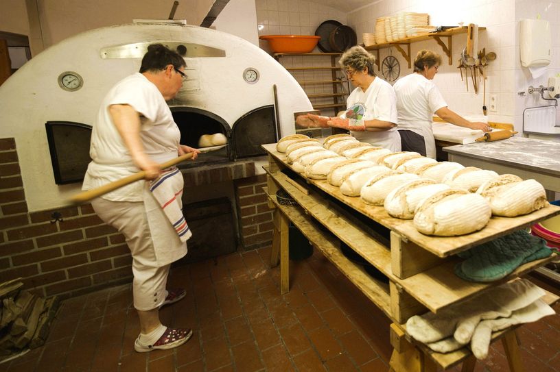 Hier werden knusprige Sauerteigbrote im Schaubackofen hergestellt.