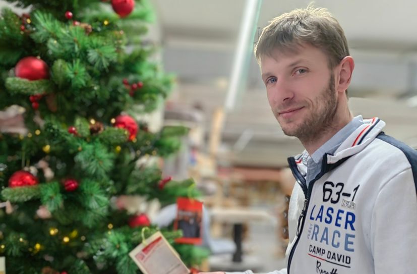 Diesen Geschenkebaum in der Coswiger Zoo und Co-Filiale spendet Robert Daßler an das Tierheim Gröbern.