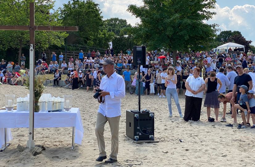 Sonne, Strand und Segen beim Tauffest mit 17 Täuflingen am Senftenberger See.