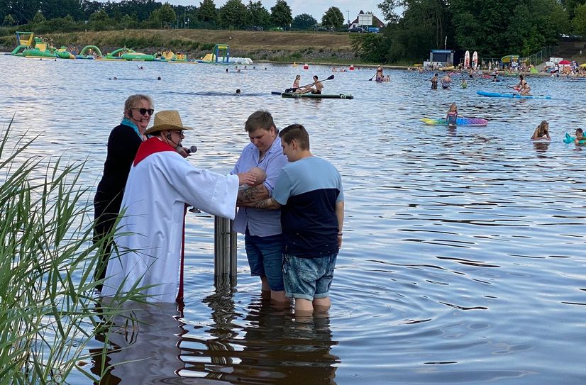 Der vier Monate alte Noah aus Hosena wird von Pfarrer Frank Bahr getauft. Patinnen sind seine Tanten Melinda und Bettina aus Bayern.