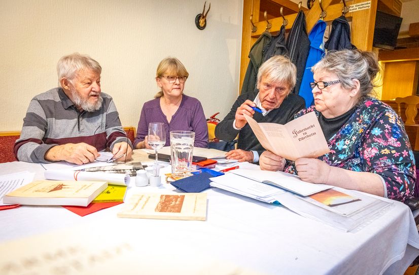 Manfred Herzog, Anette Langmann, Uwe Garten und Brigitte Weigelt (v.l.n.r.) vom Zirkel Schreibender Neustadt in Sachsen.