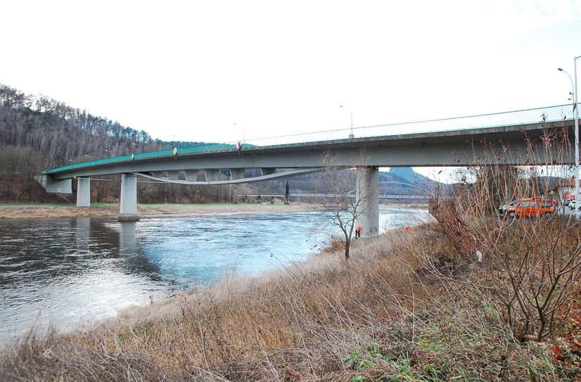 Derzeit laufen wieder Vermessungsarbeiten an der Elbbrücke in Bad Schandau.