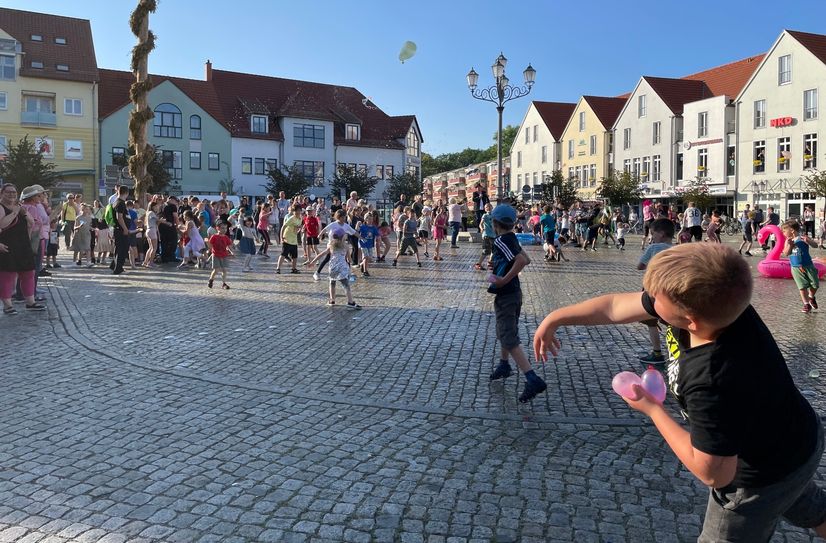 Toben, staunen, genießen - das konnten Mädchen und Jungen mit ihren Eltern und Großeltern ausgiebig beim Kinderfest in der Spremberger Innenstadt. Mit einer großen Wasserbombenschlacht endete das Fest auf dem Marktplatz.