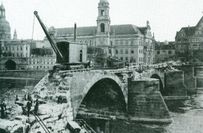 Abbruch der alten Augustusbrücke (1907).