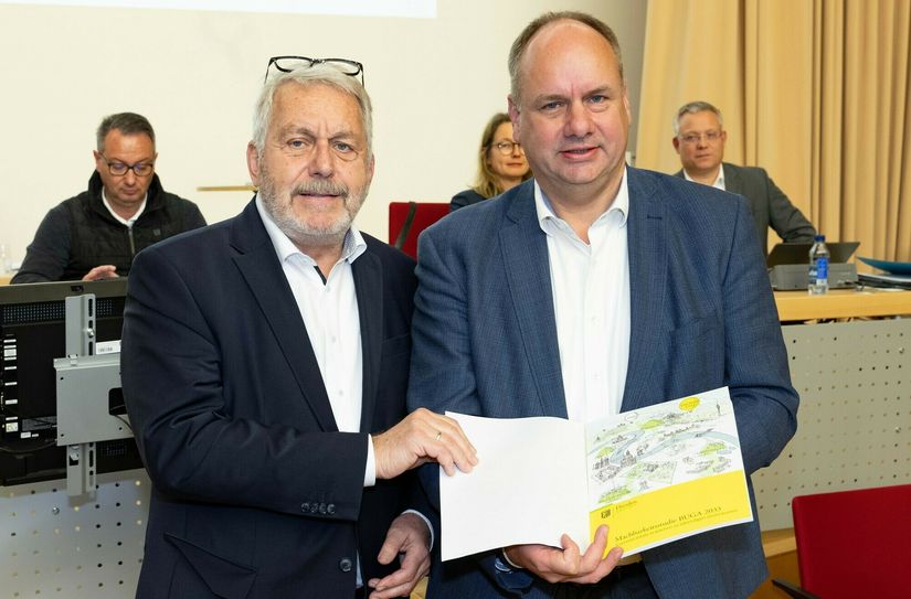 OB Dirk Hilbert (re.) bei der Übergabe der Bewerbungsunterlagen für die BUGA 2033 an Jochen Sandner von der Deutschen Bundesgartenschaugesellschaft.