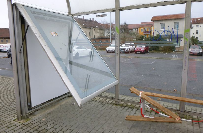 Eine Schauvitrine auf der Hauptstraße zerstört. 
Fotos: Bauamt