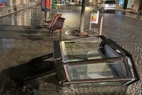 Eine Schauvitrine auf der Hauptstraße zerstört. 
Fotos: Bauamt