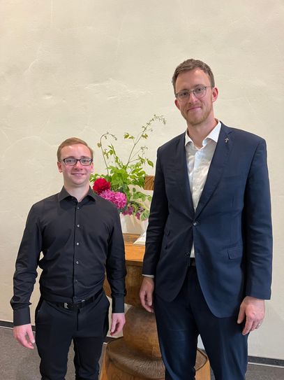 Die zwei neuen Pfarrer Adrian Reinfeld und Jakob Simon. (v.l.n.r.)